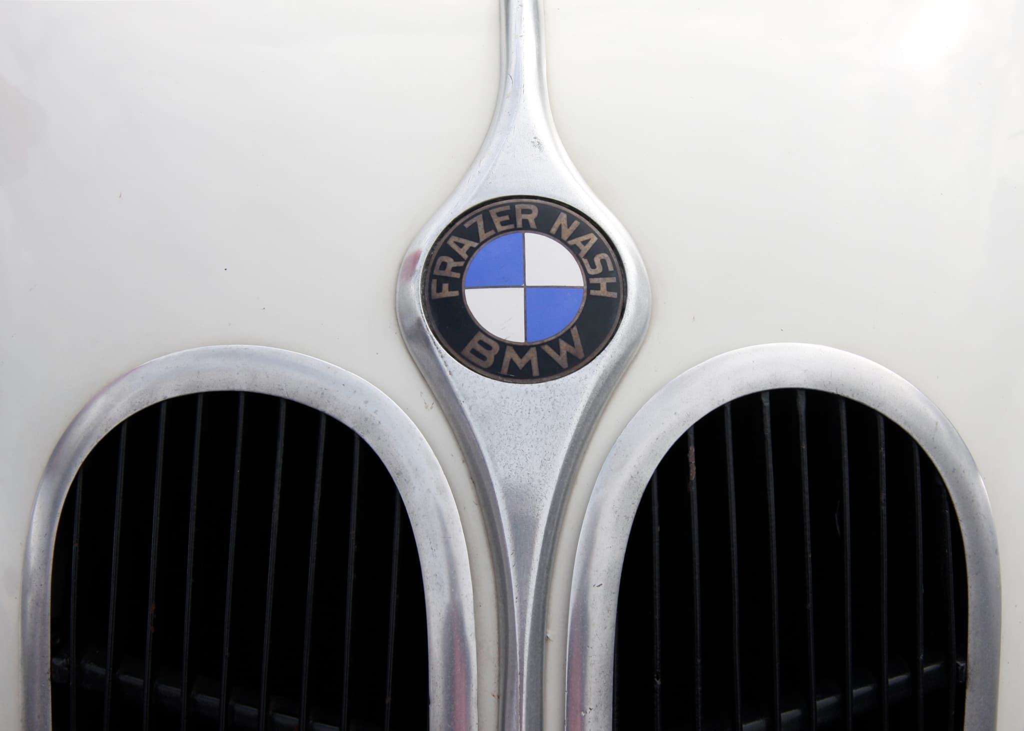 A round enamel badge reading 'Frazer Nash' and 'BMW' around the BMW roundel, above two chrome-rimmed kidney grilles.